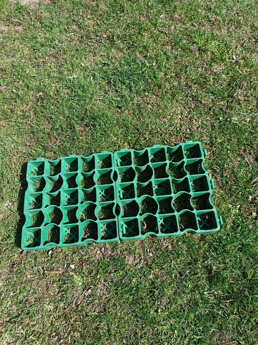 Prodám plastové zatravnovace