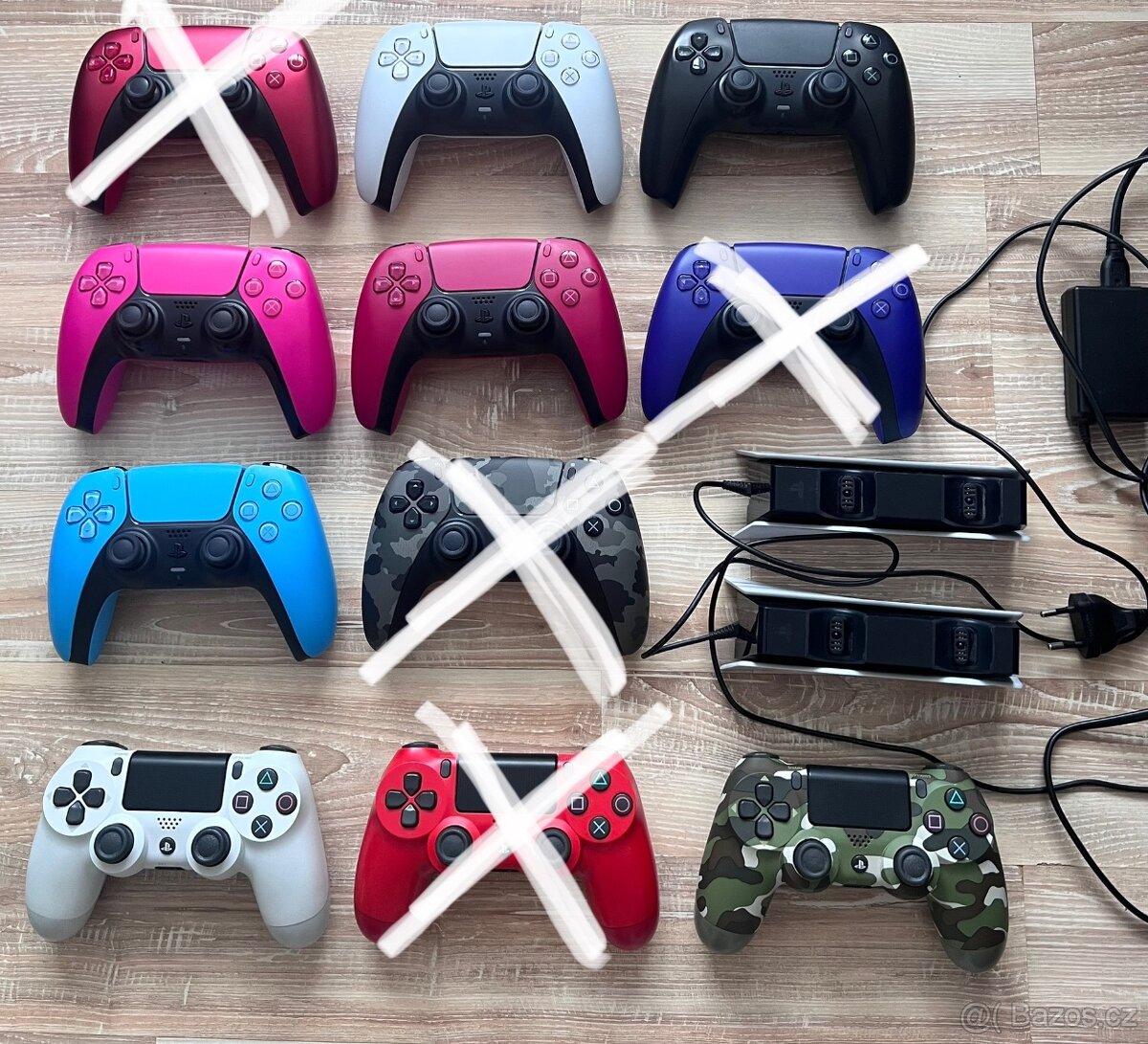 Sbírka ovladačů Dualsense PS5 i nabíječka a DualShock 4 V2