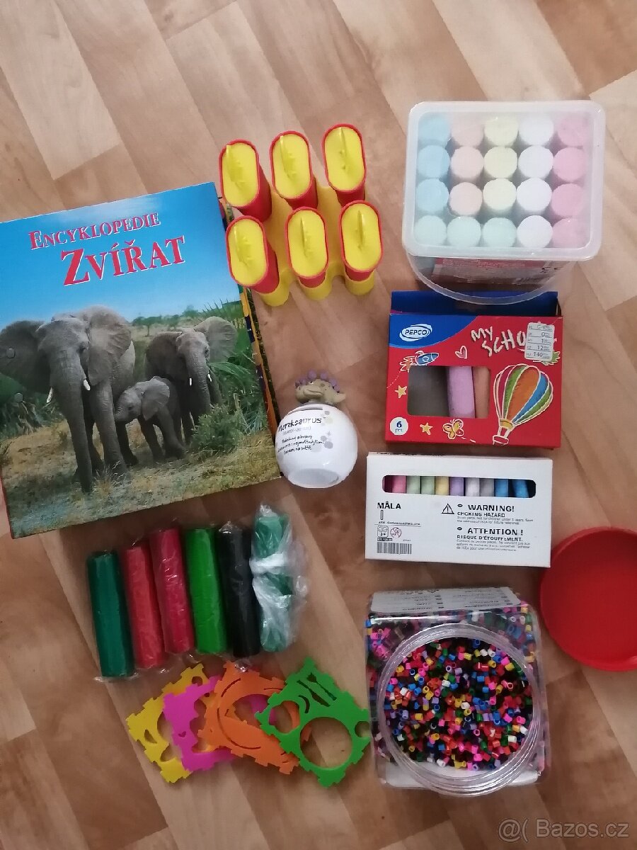 Křídy, zažehlovací korálky, hračky,...