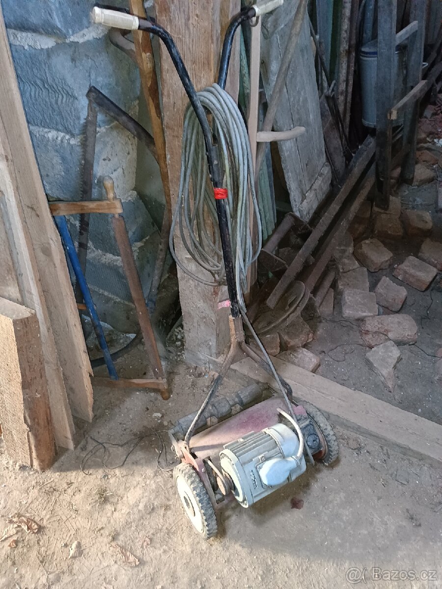 Elektrická sekačka na trávu
