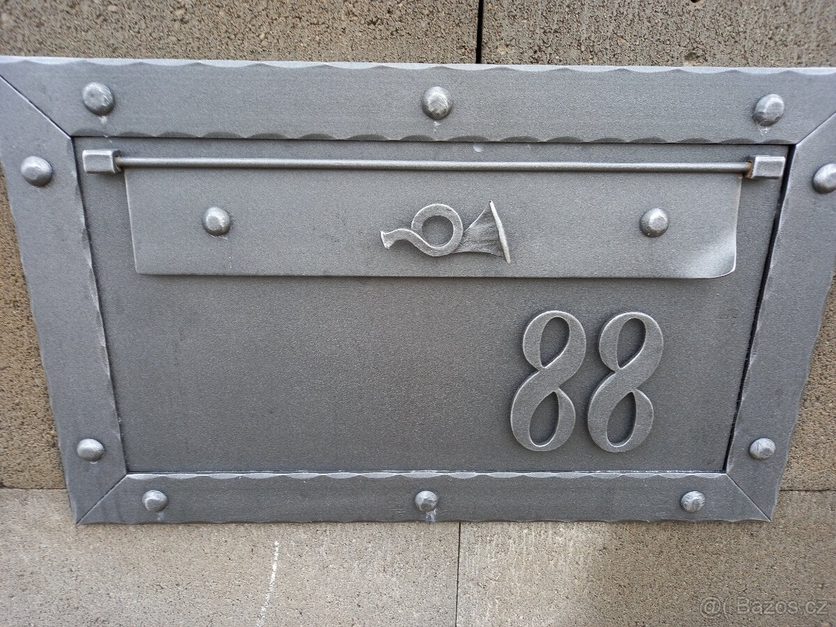 Kovaný panel schranka