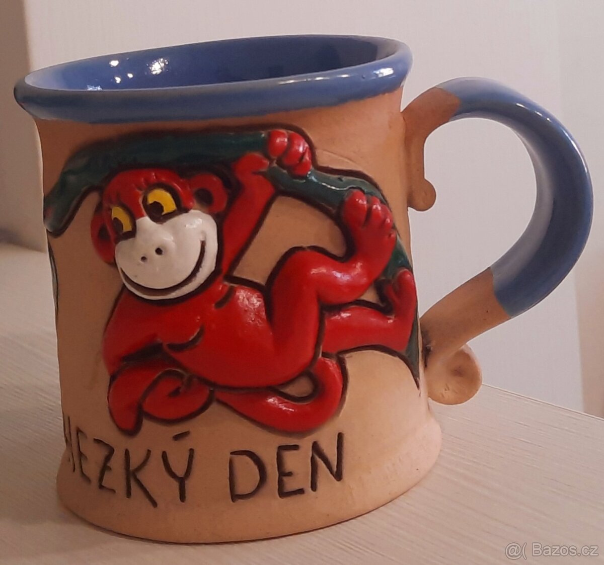 Hrnek s opicí