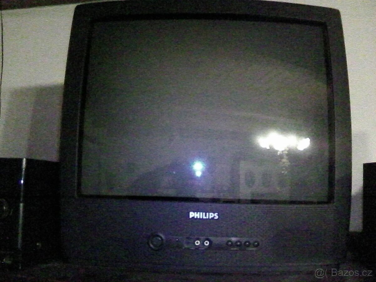 televize PHILIPS propojená s minivěží HYUNDAI