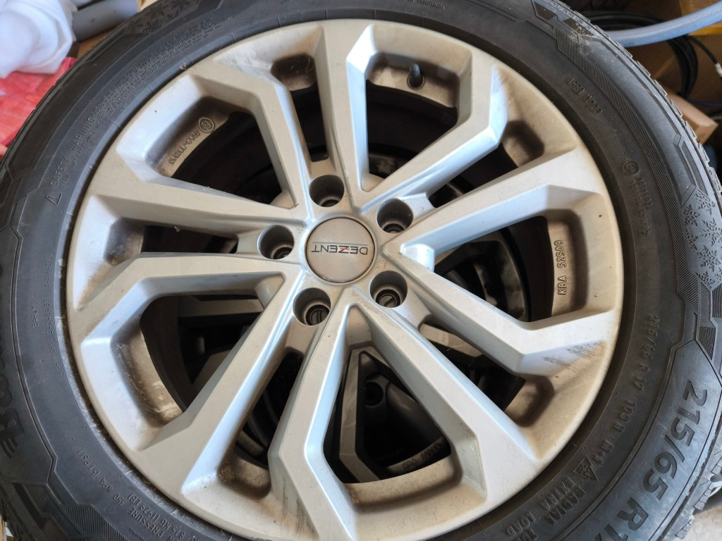 Litá kola 7J17 ET40 5x112 zimní pneu 215/65R17 Tiguan,Kodiaq