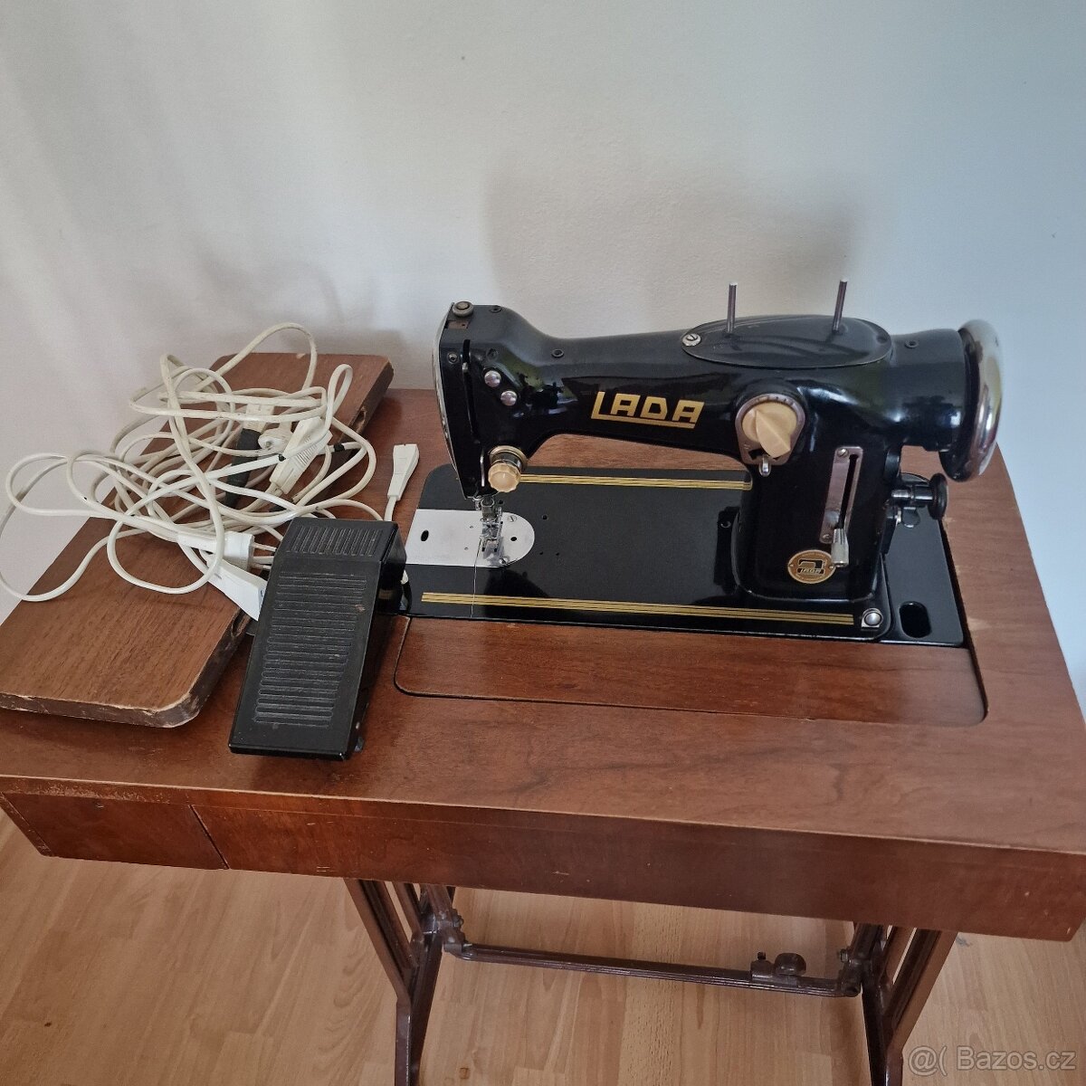 šicí stroj LADA 121 elektromotor