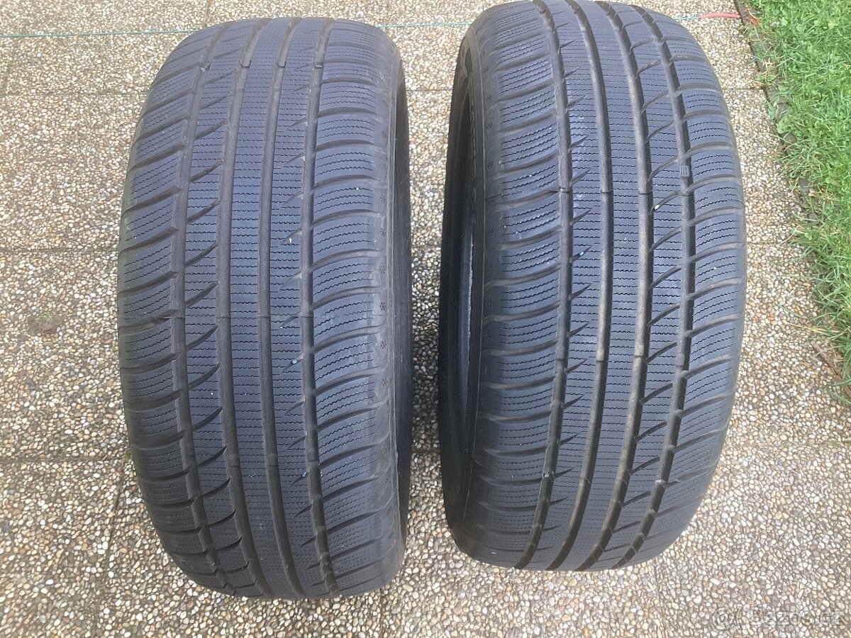 Prodám dva páry zimních pneumatik SUV r55/17, 235, 103V