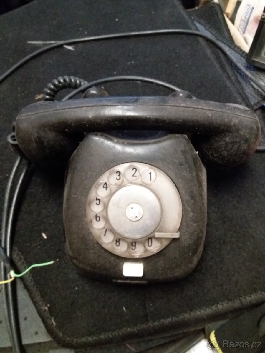 Starý sluchatkovy telefon