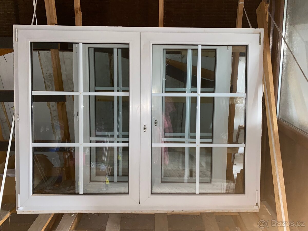 Okno plastové s mřížkou - 185x137 cm