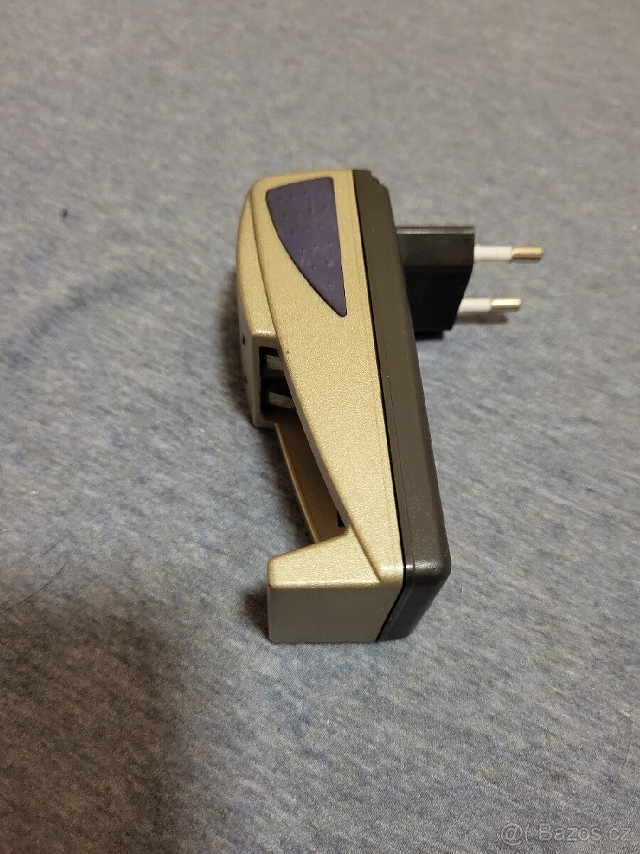 Nabíječka na čtyři tužkové baterie