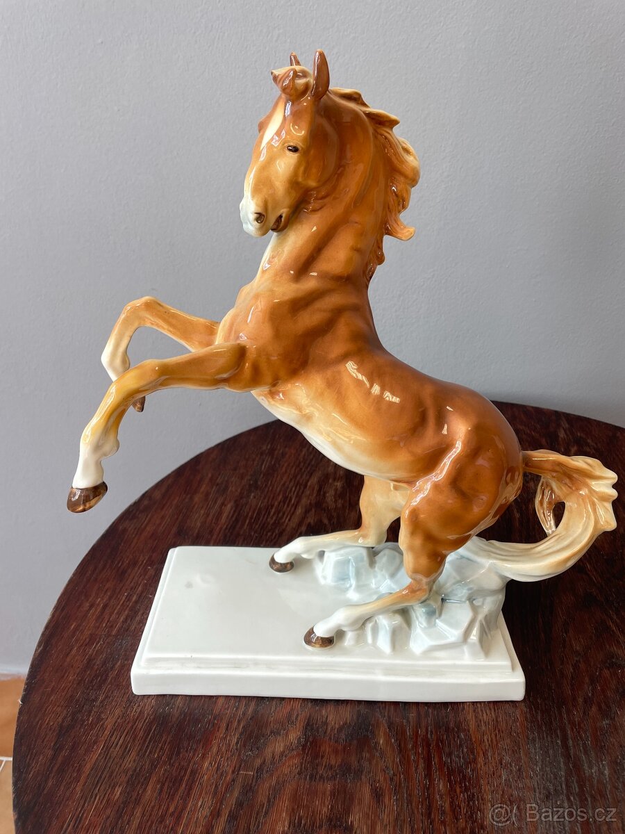 Vzpínající se hřebec Royal Dux 41 cm vysoký