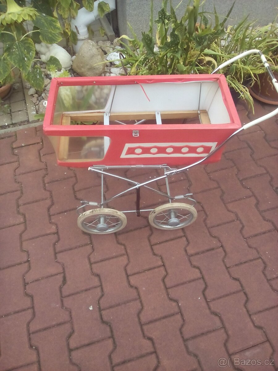 retro kočárek s okenkem pro panenky bez boudičky