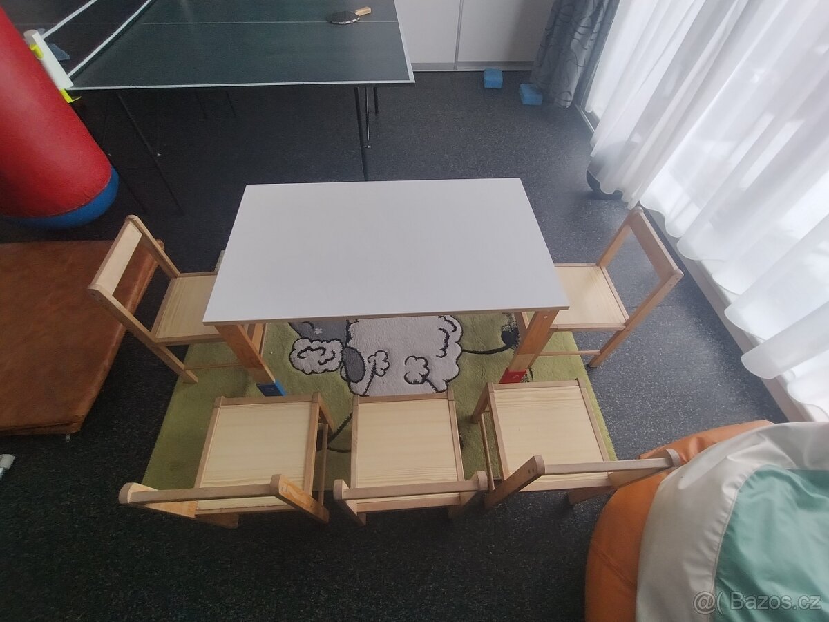 Dětský stůl, židle a koberce