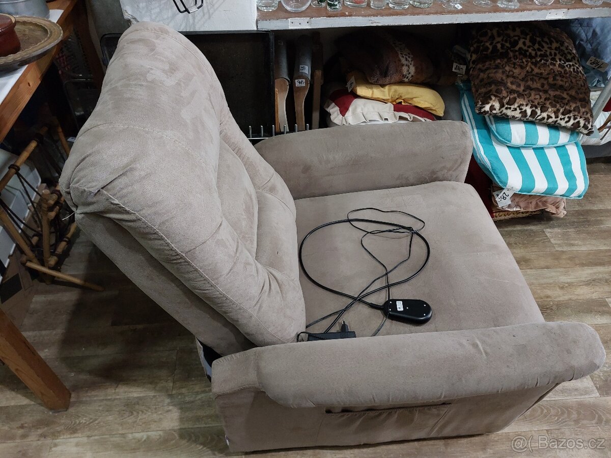 Křeslo elektricky zvedací, ručně polohovatelné