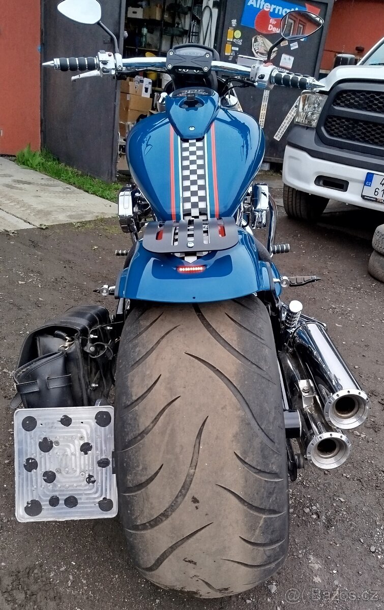 Suzuki vzr 1800 pneu 300