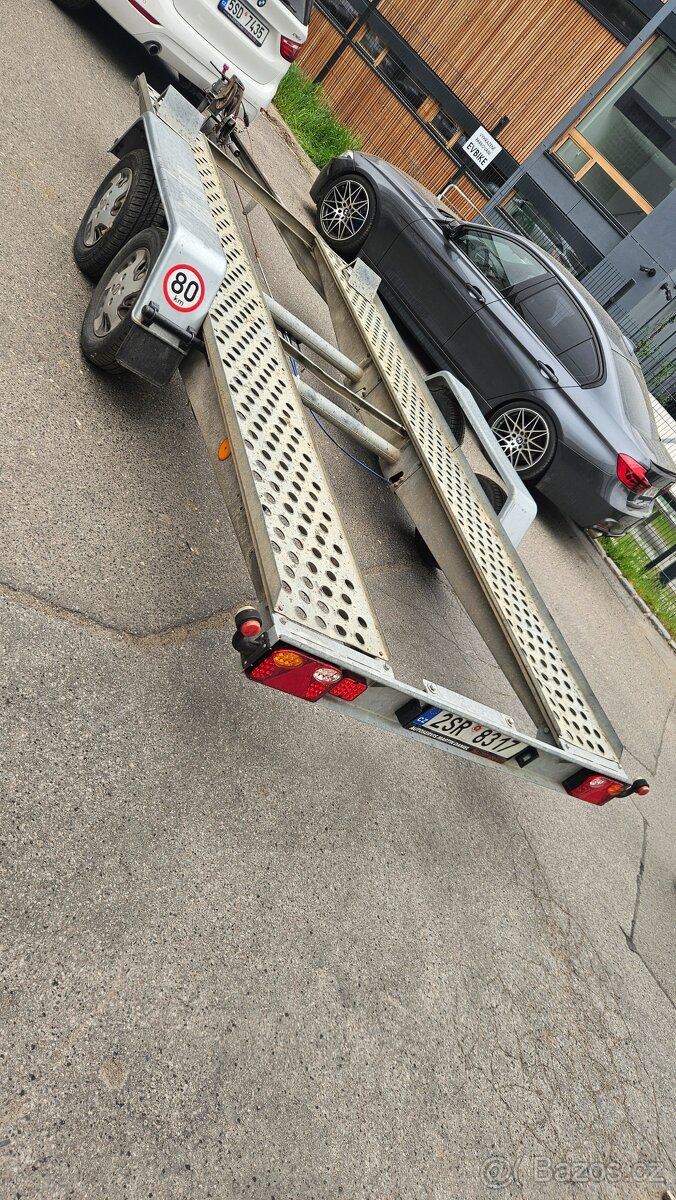 Platak vlek na auto autoptepravnik