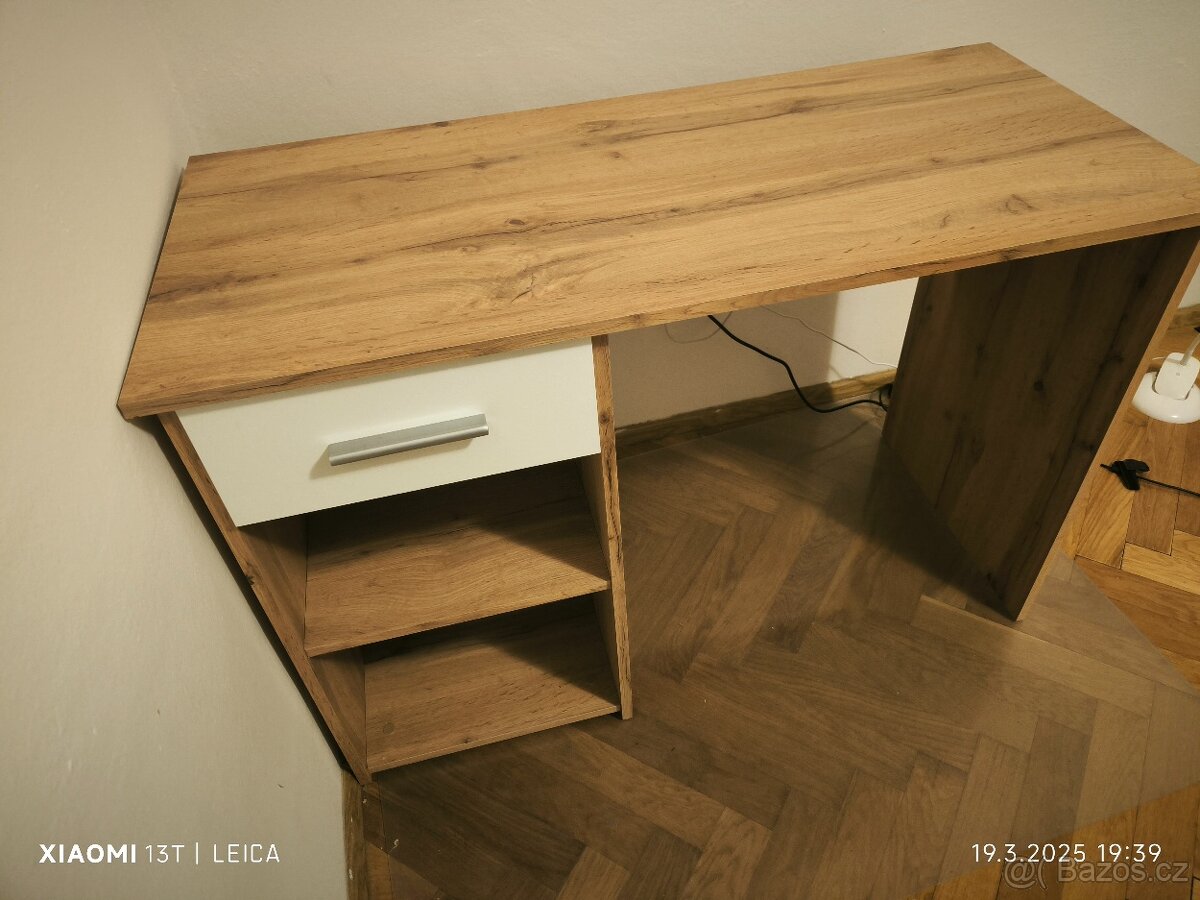 Počítačový stůl