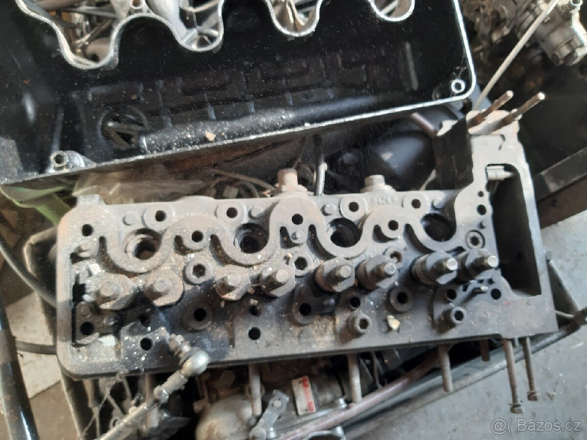 Kompletní dieselový motor na Mercedes W114