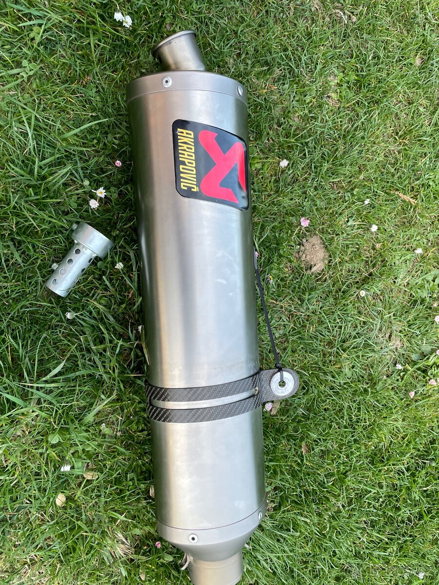 Laděný výfuk Akrapovič