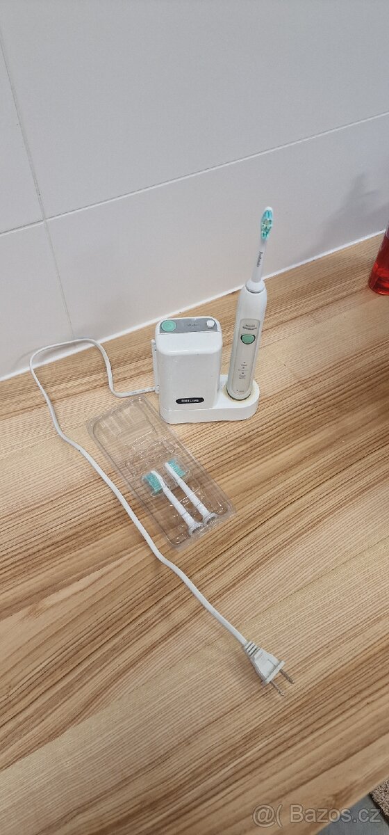 Philips Sonicare a nabíjecí stanice s UV desinfekcí.