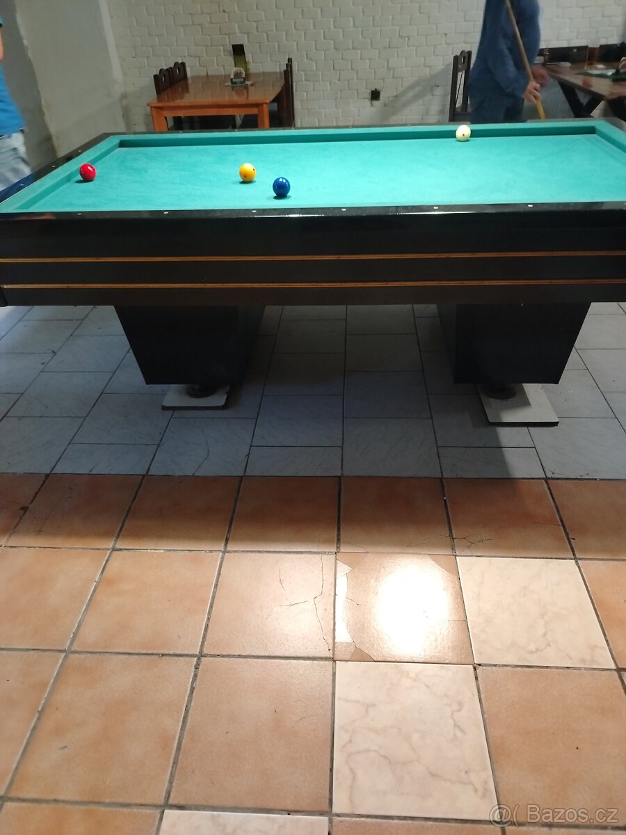 Kulečníkový stůl