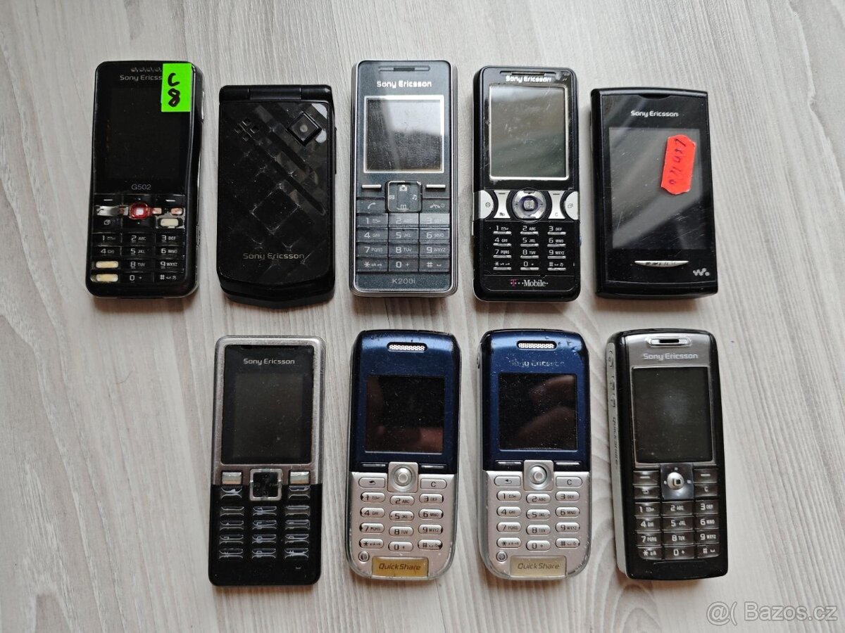 Sada mobilů značky Sony Ericsson