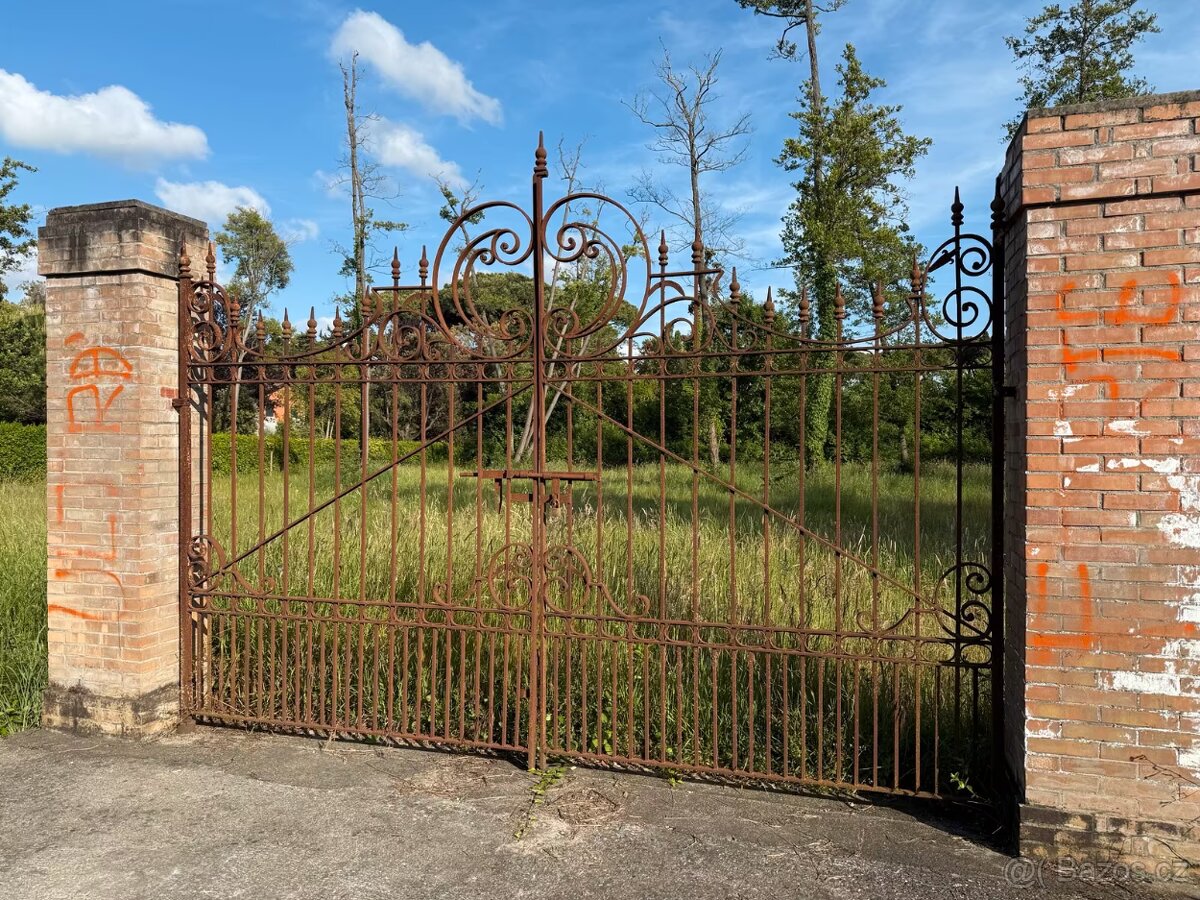 Starožitná masivní kovaná dvoukřídlá brána