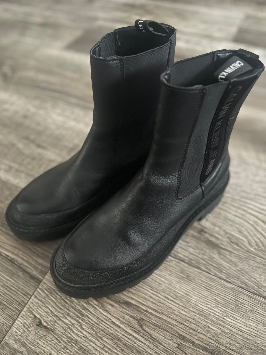 Calvin Klein Jeans černé kožené kotníkové boty – nové