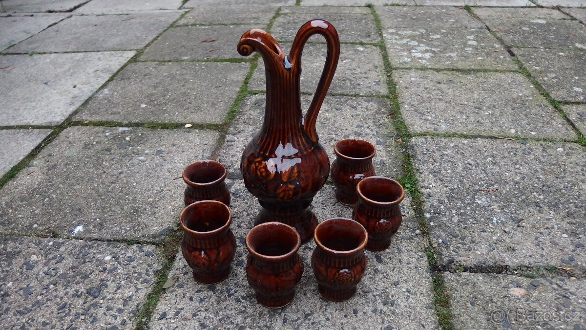 Retro keramická karafa s pohárkama.