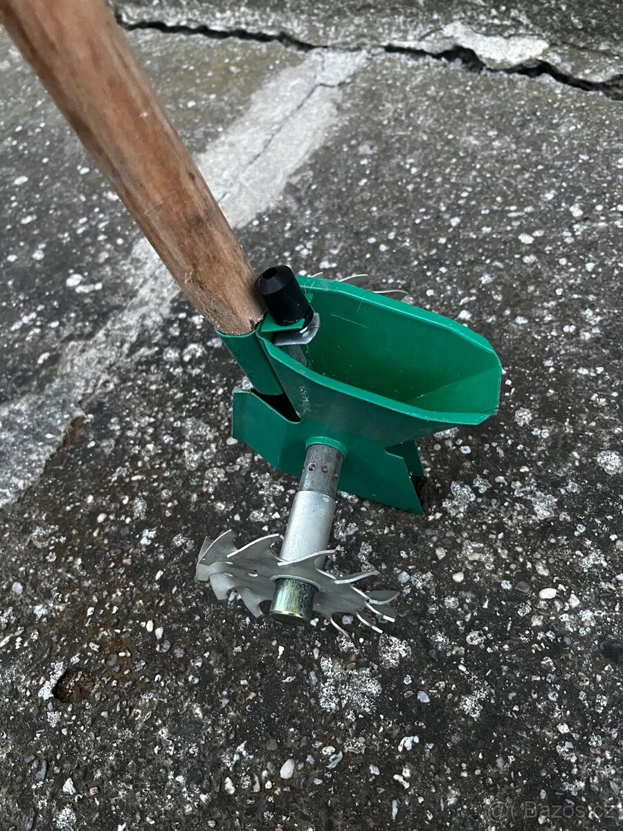 Prodám ruční jednořádkový secí stroj, sázečku