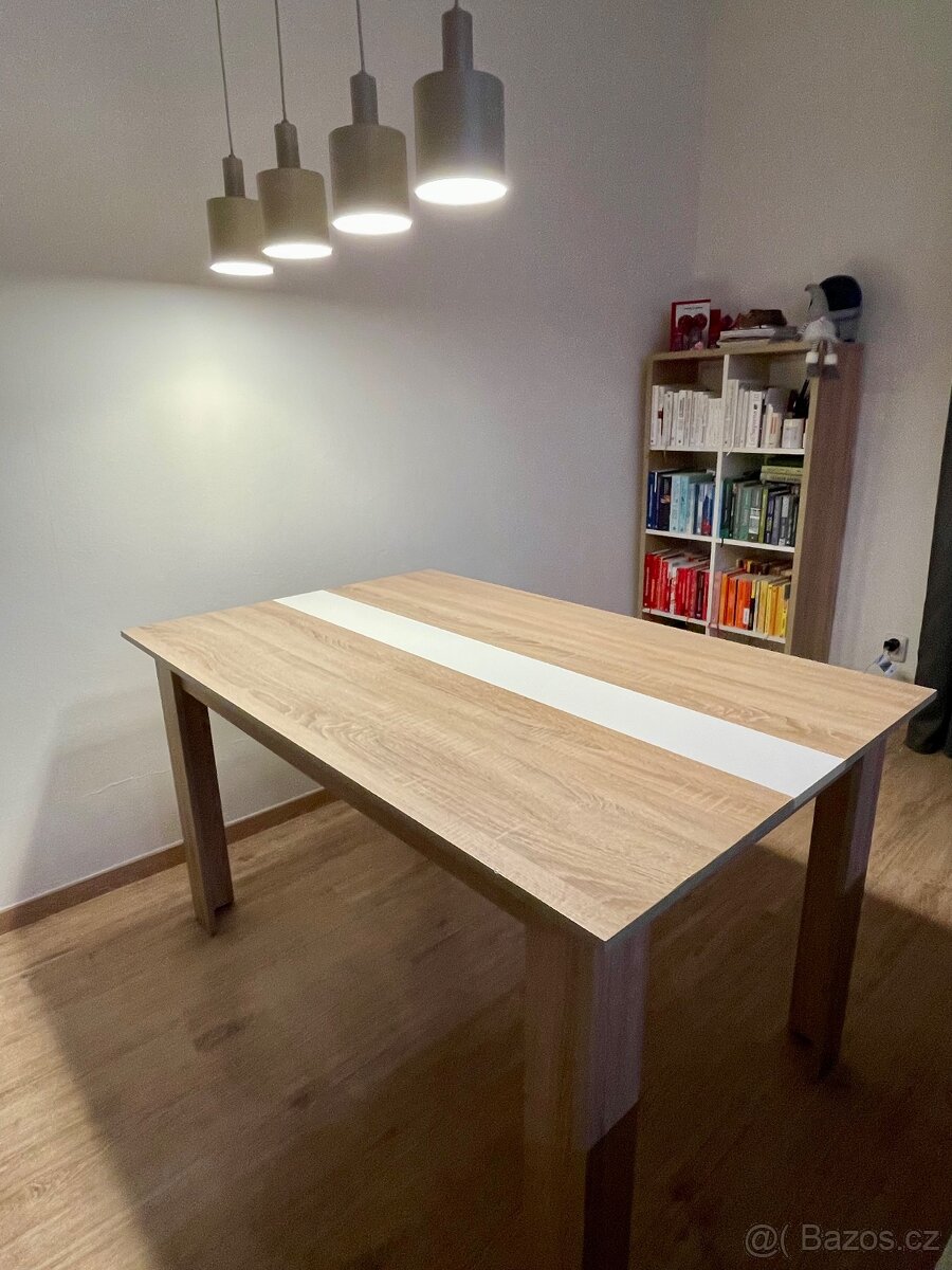 Jídelní stůl