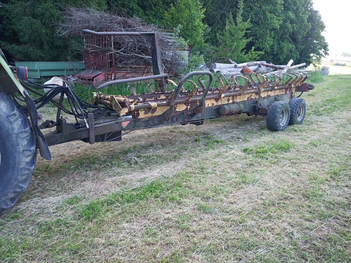 Samonakládací vlek na balíky