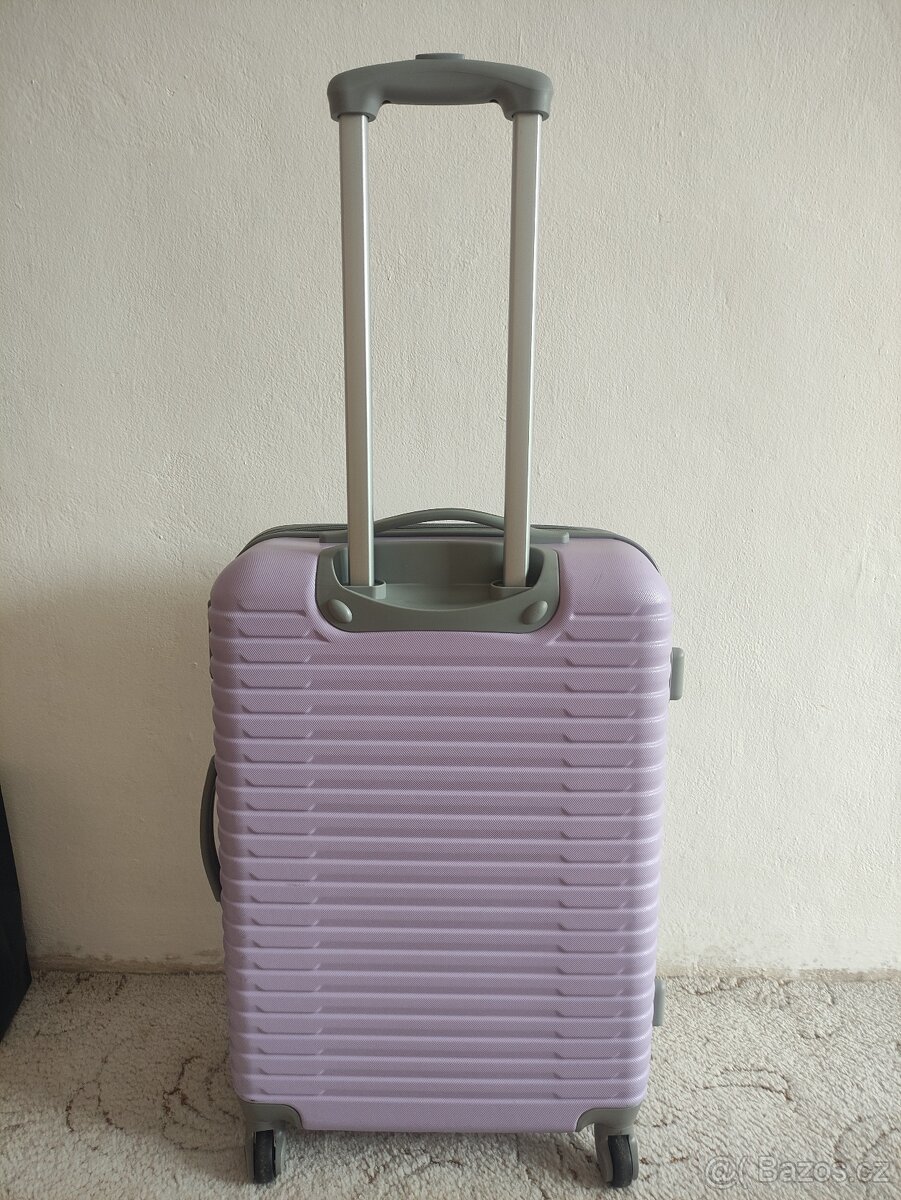 Cestovní skořepinový kufr