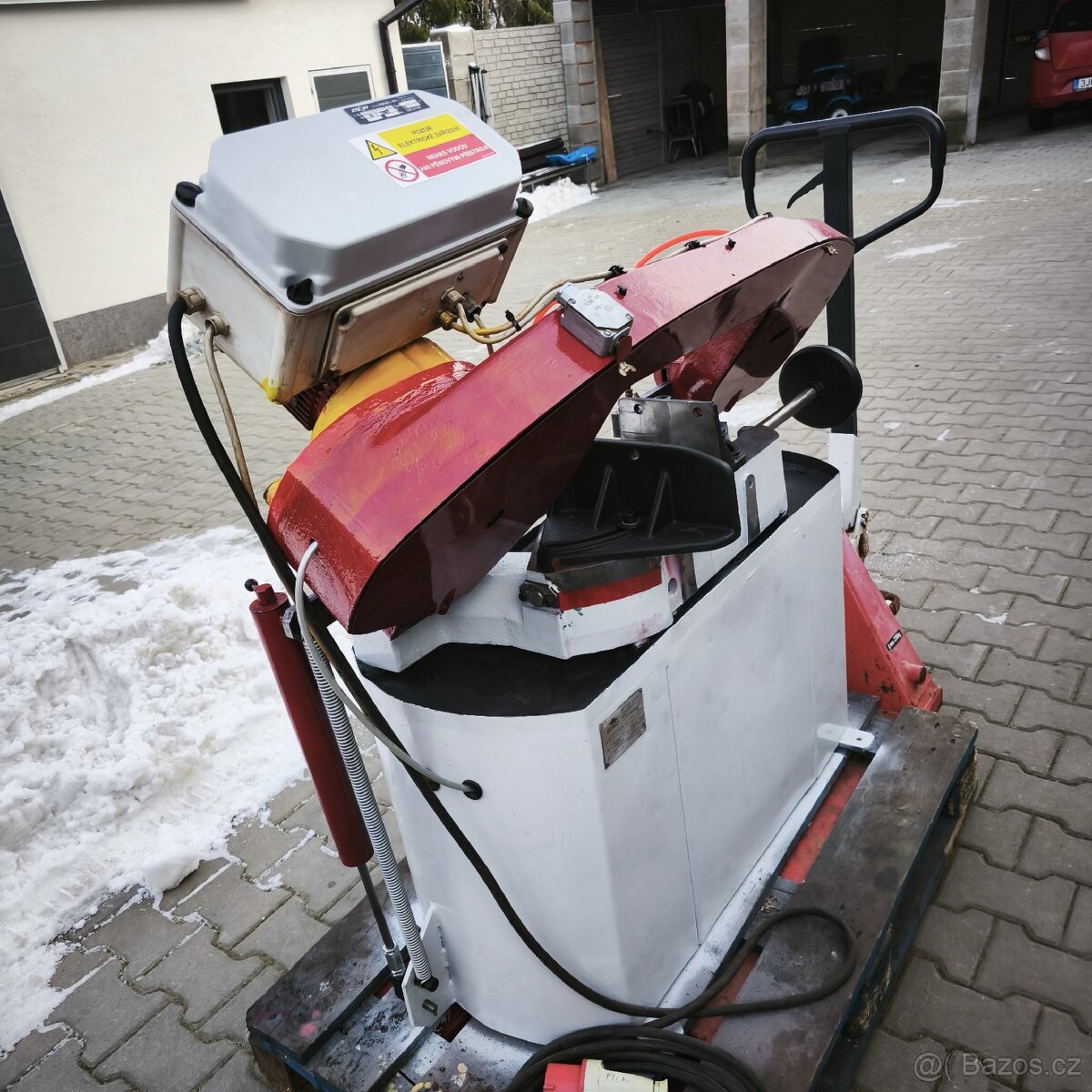 Strojní pásová pila