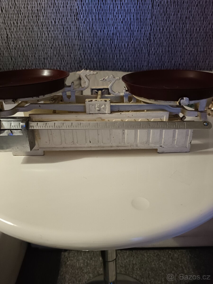 Staré kuchyňské váhy