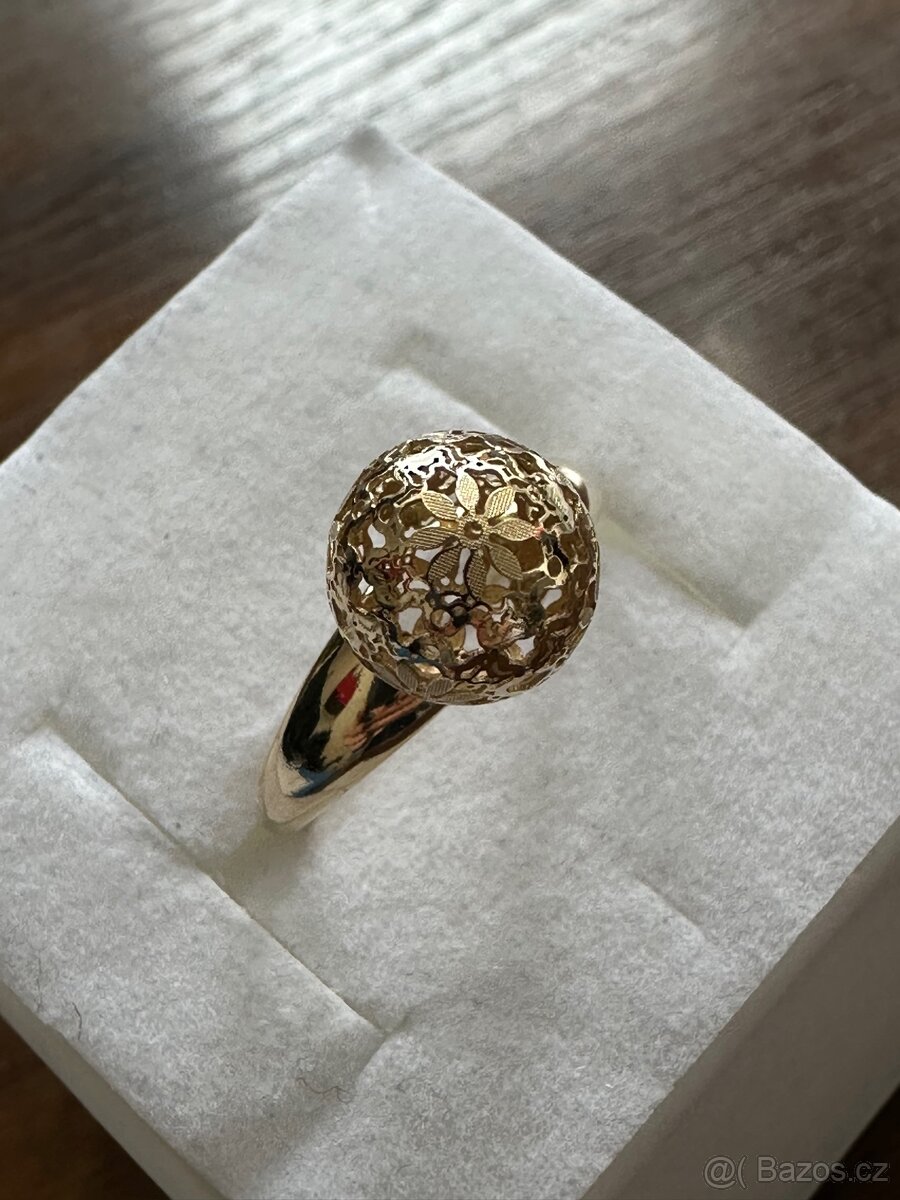 Zlatý dámský prsten, kulička