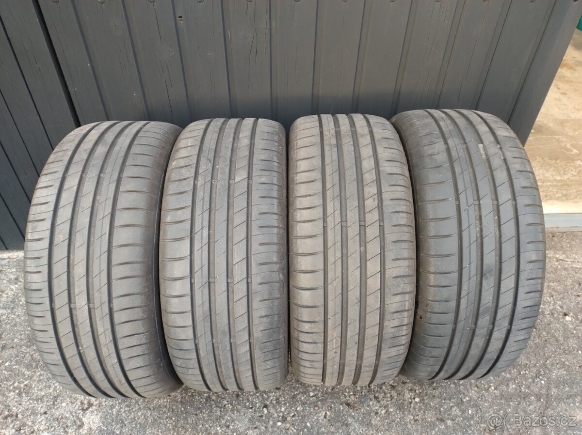 Goodyear EfficientGrip Performance 215/45 R16 90V