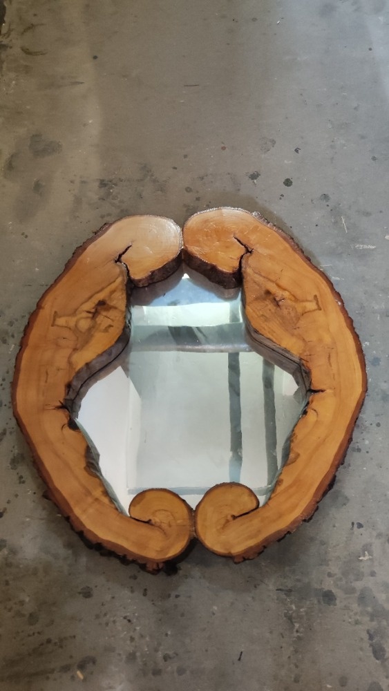 Zrcadlo z masivního dřeva ručně vyřezávané - lakované