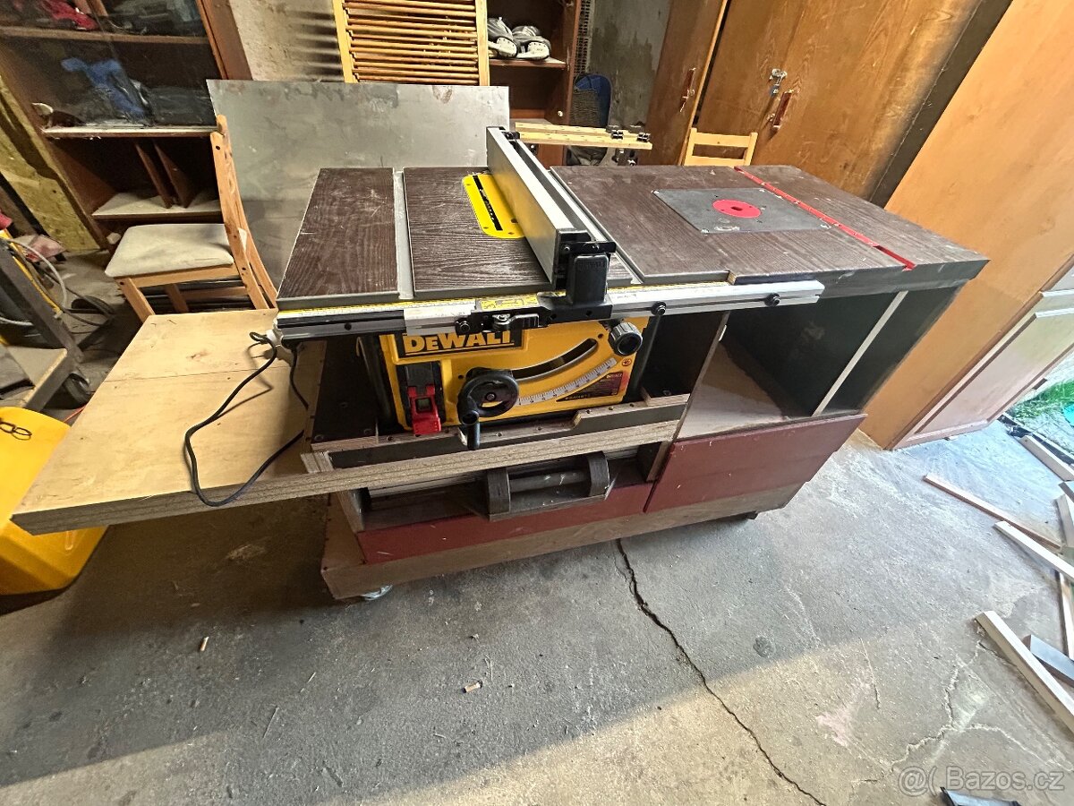 Stul s Dewalt7492 a horni frezkou Triton