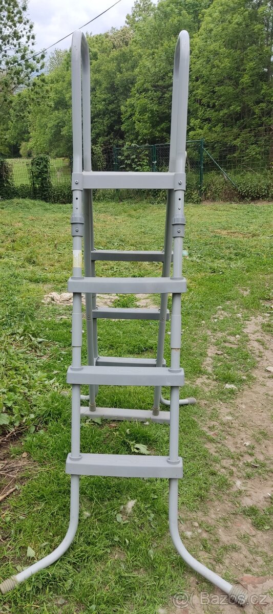 Bezpečnostní schůdky k bazénu s výškou 132 cm