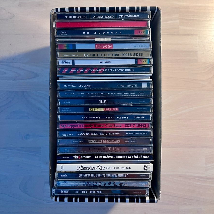 Soubor originálních CD - U2, The Beatles, Oasis, Nirvana...