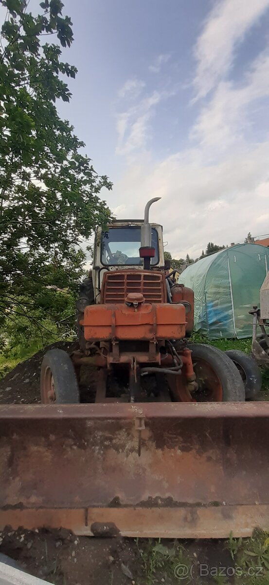 Traktorbagr Bělorus