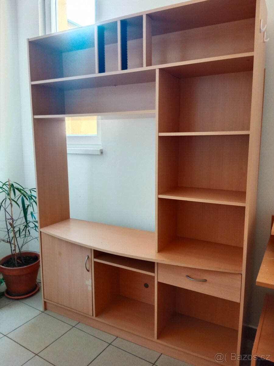 Psací stůl a obývací stěna