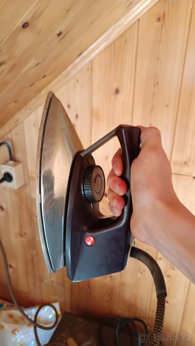 Československá žehlička plně funkční