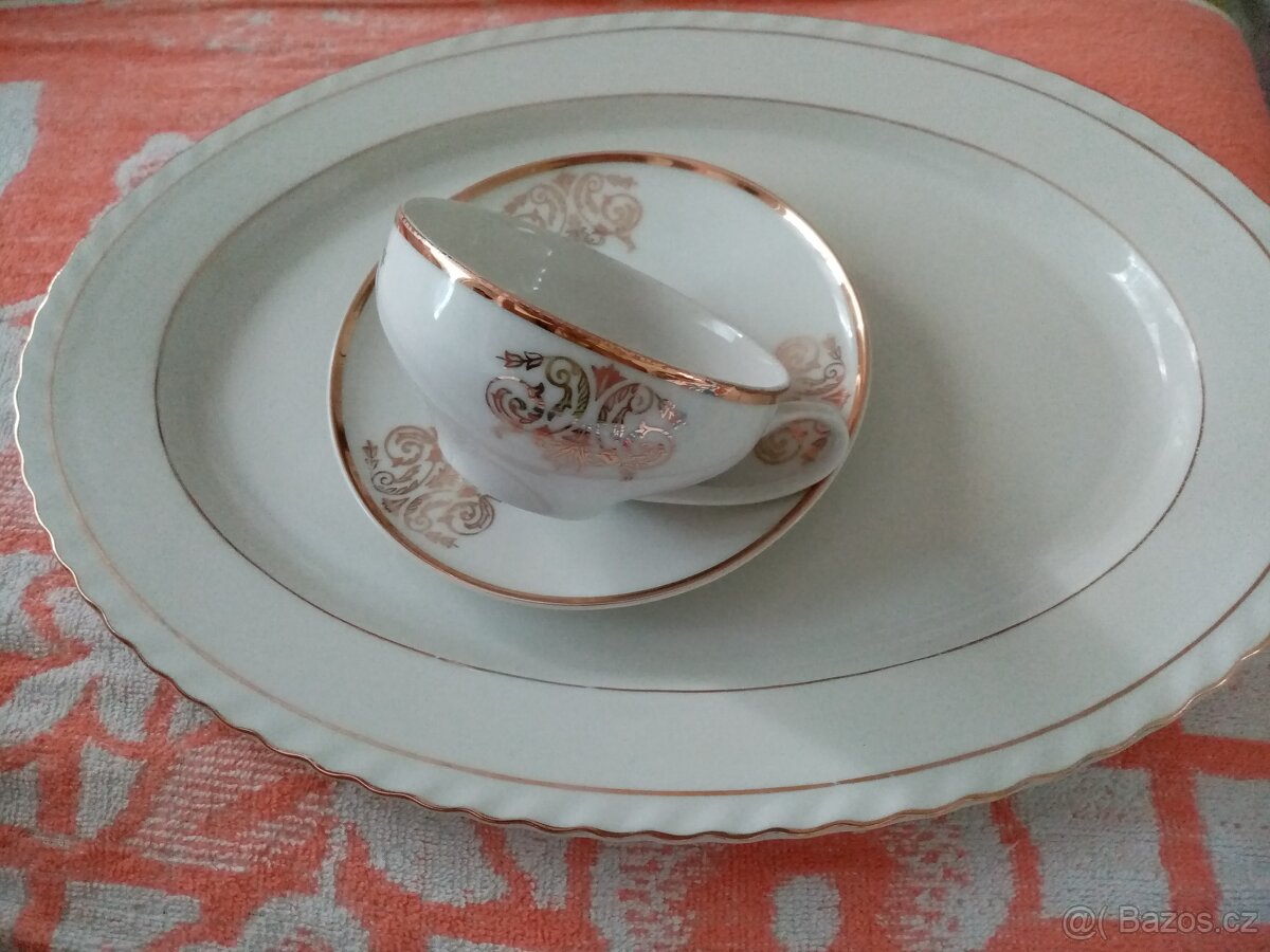 Krásná 6 dílna sada a oválný porcelánový talíř