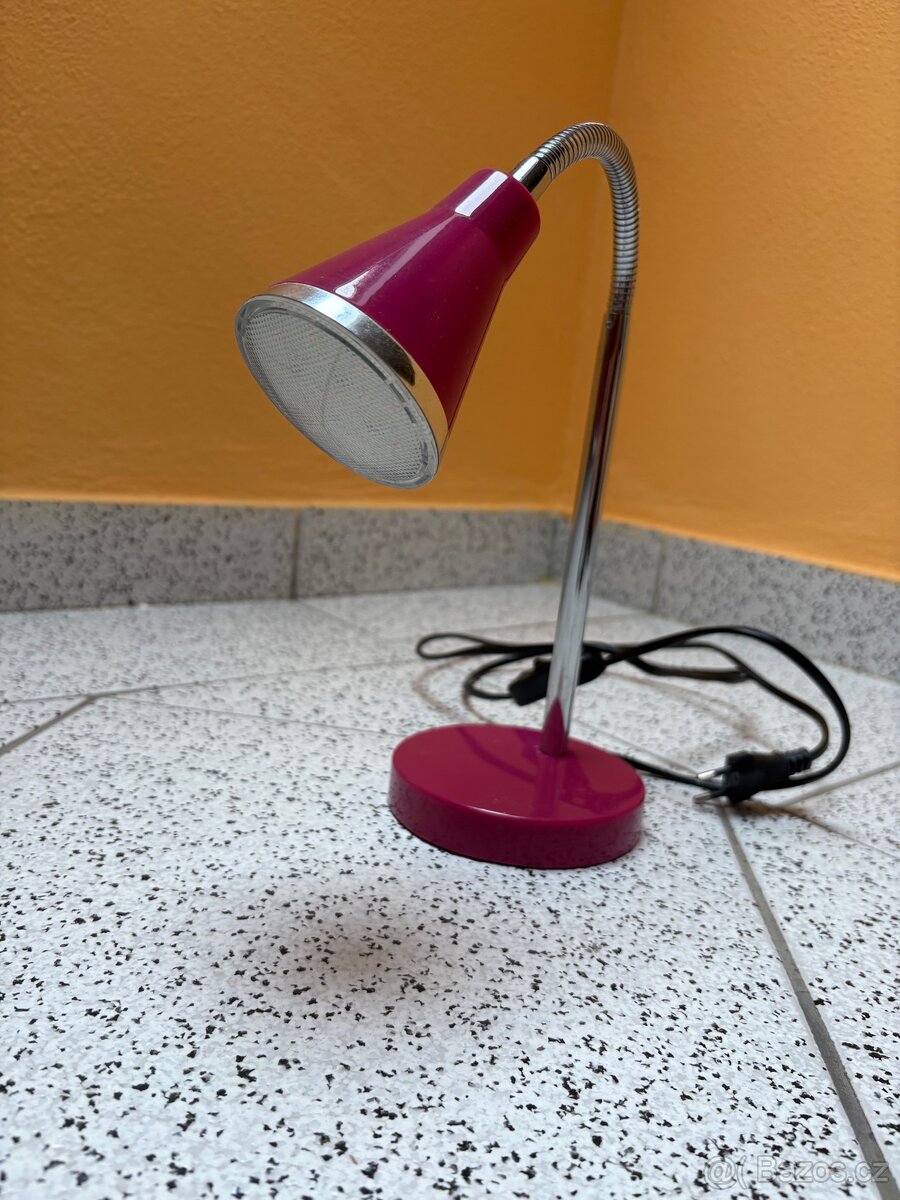 Růžová stolní lampička