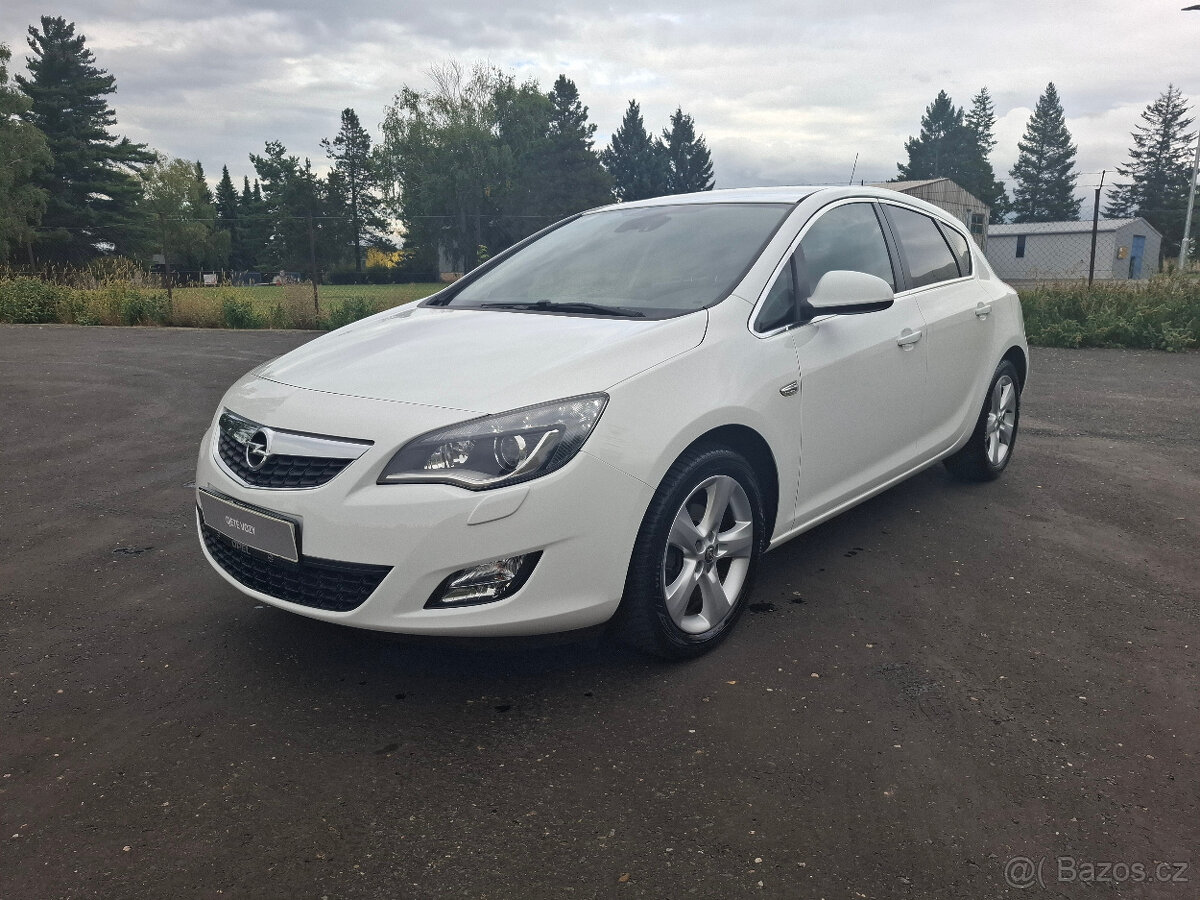 Opel Astra 1.4T 103kW AUTOMAT,xenony,senzory,1.majitel