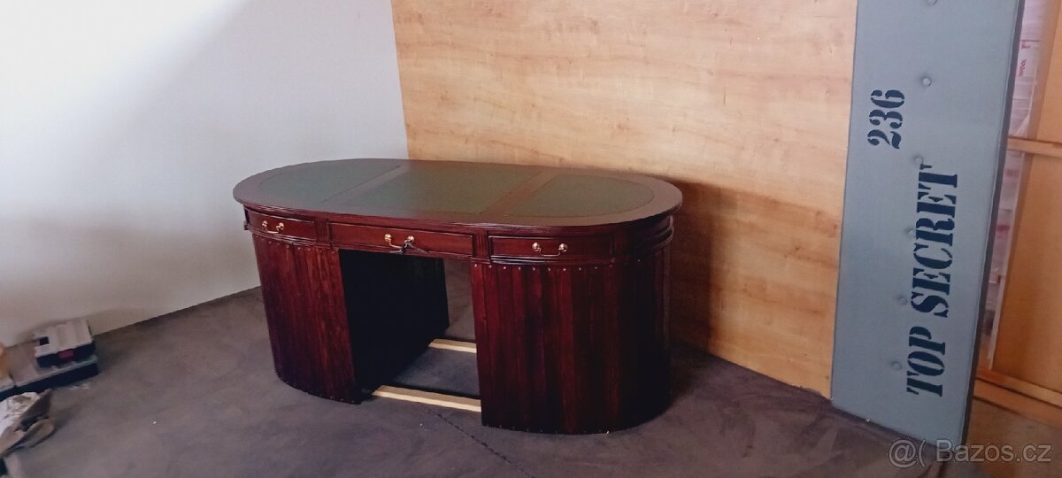 Oválný psací stůl