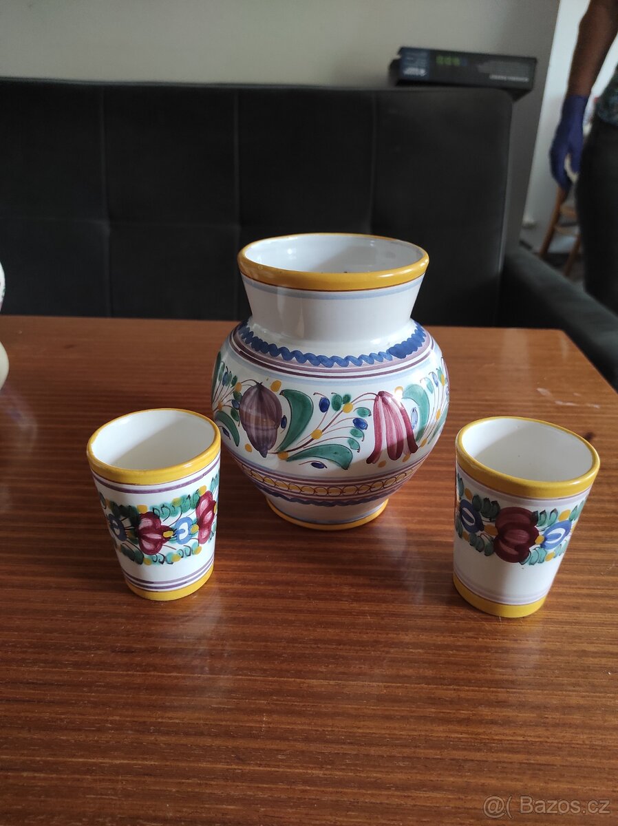 Chodská keramika, váza/džbán a dva pohárky