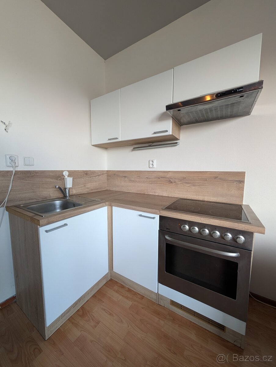 Rohová kuchyňská linka se spotřebiči