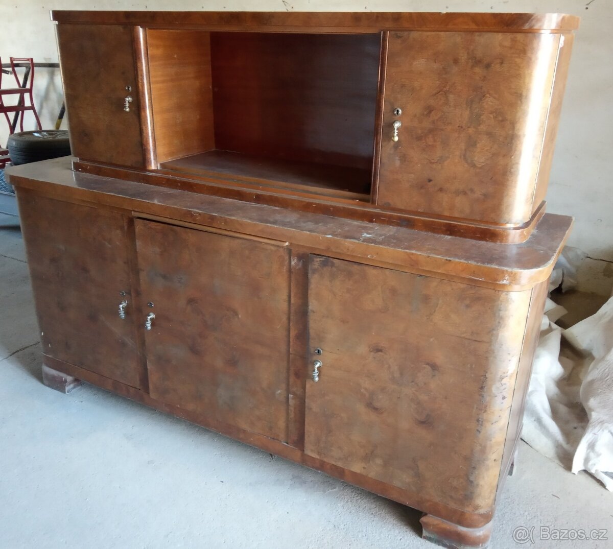 Starý nábytek, skříňka, příborník, kredenc